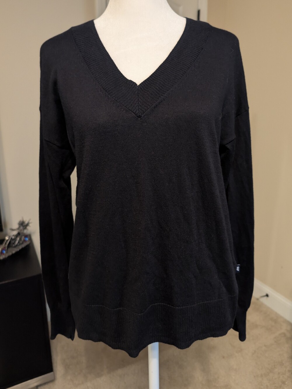 GAP  Women's V-Neck Knit Sweater In Black
